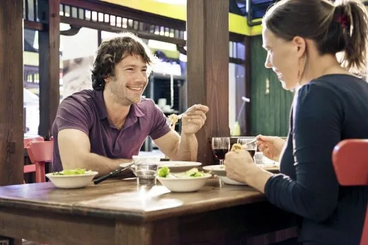 Stel dineert in restaurant