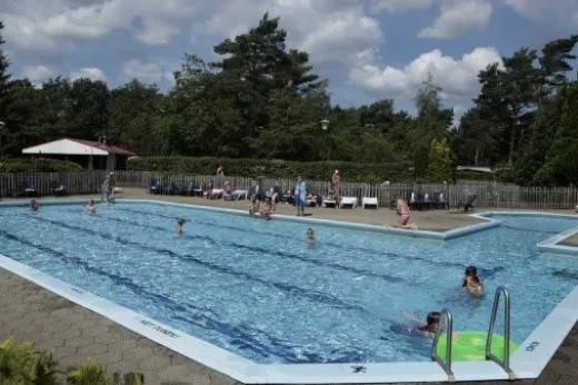 Riant buitenzwembad