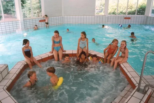 Zwembad met whirpool