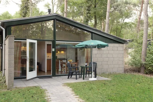 Het terrras bij 1 van de bungalows