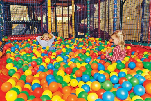KInderen vermaken zich in de ballenbak. 