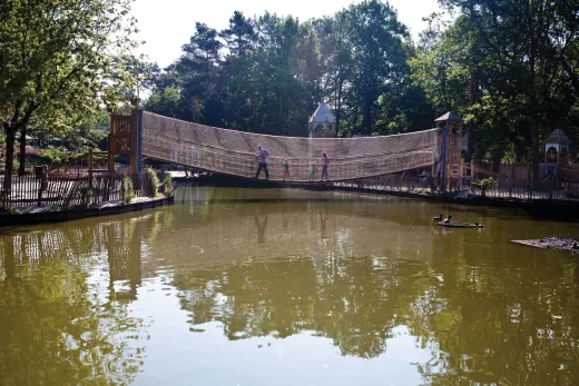 Loop over het water via de touwbrug