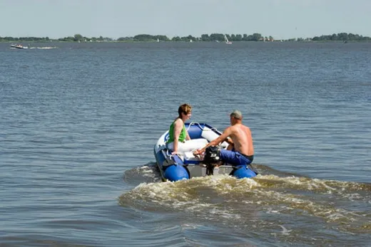 Kinderen varen over het water