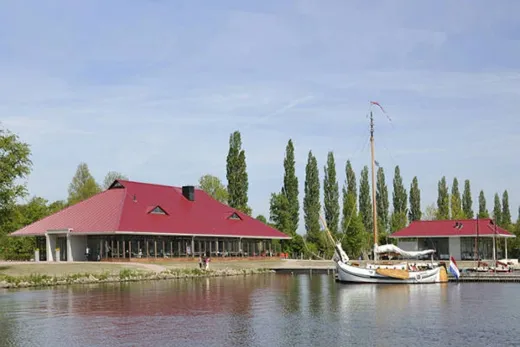 Restaurant met terras aan het water