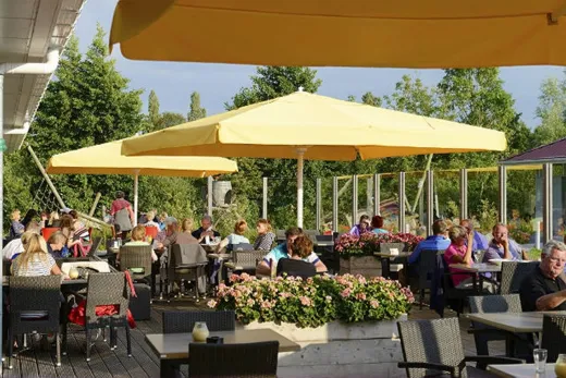Mensen zitten buiten op het terras 