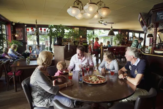 Mensen eten bij Grand CafÃ© Broer & Zus