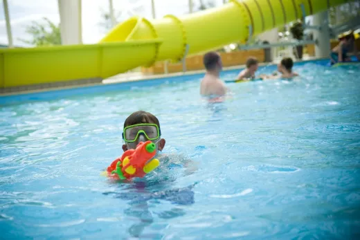 Kinderen vermaken zich in het zwembad