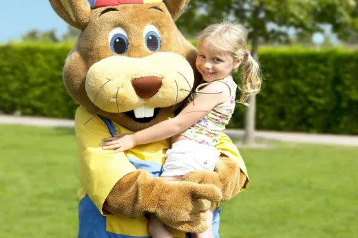 Meisje knuffelt met Koos koni