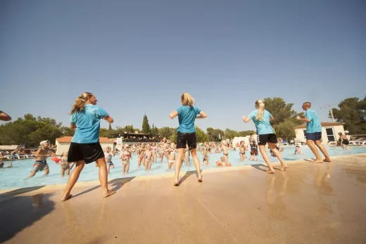 Het animatieteam vermaakt de kinderen in het water