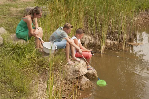 Kinderen zitten aan het water