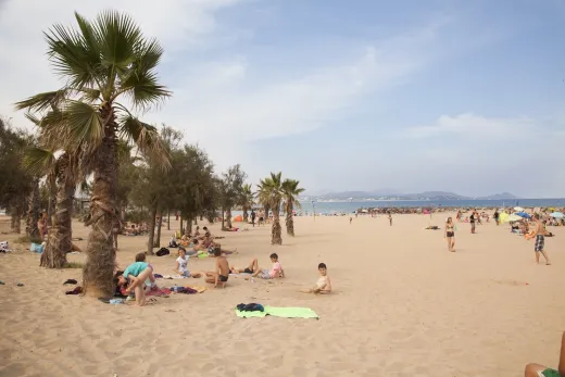Het strand dichtbij het park