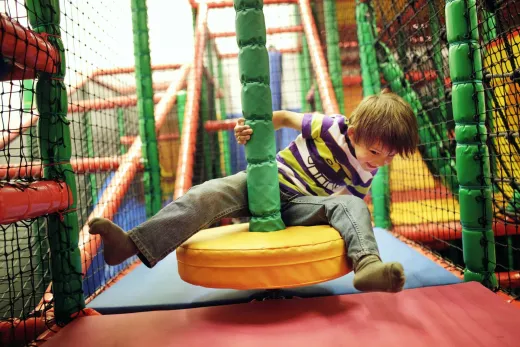 Kinderen spelen in de indoorspeeltuin