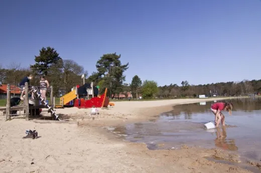 Kinderen spelen in het meer