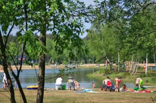 Mensen zitten langs het water