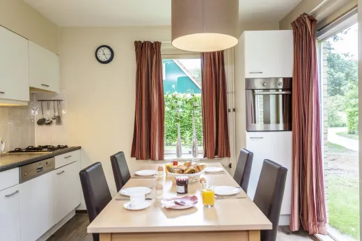 Keuken met eettafel in 1 van de bungalows