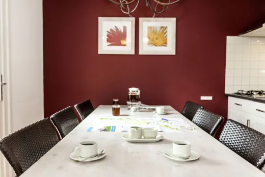 De keuken met eettafel in 1 van de bungalows