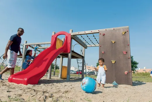 Kinderen spelen in de speeltuin
