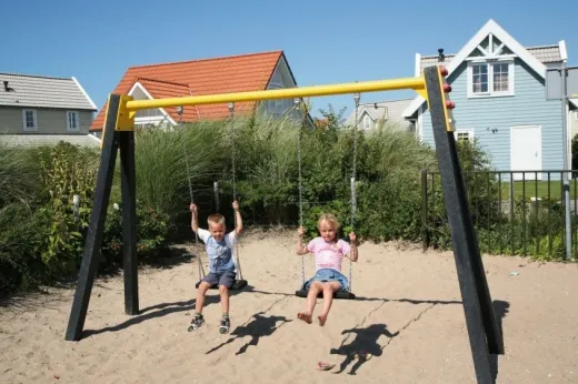 Kinderen spelen in de speeltuin