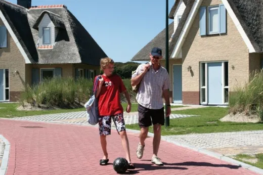 Mensen wandelen over het park
