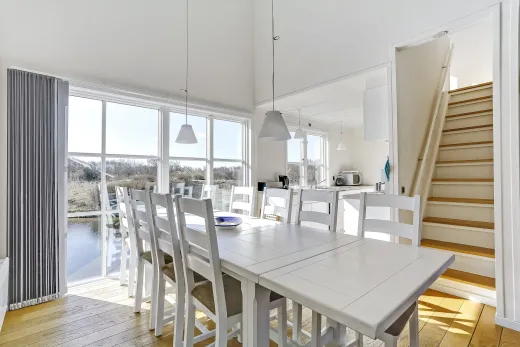 De keuken met eethoek in 1 van de bungalows