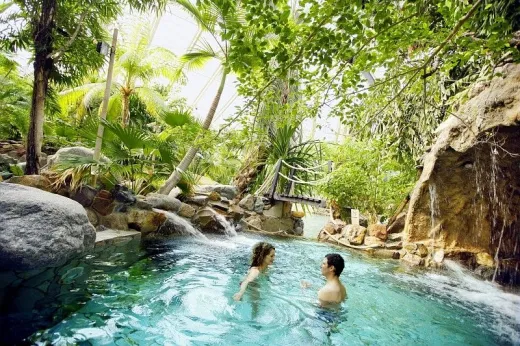 Stel zwemt in het aqua mundo