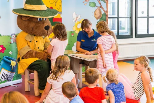 Bollo leest een verhaaltje voor aan de kinderen