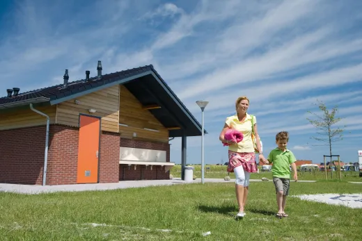 Mensen zijn onderweg naar het strandje 