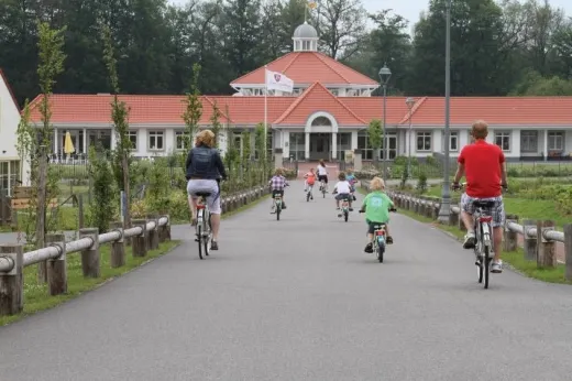 Mensen fietsen over het park