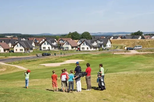 Mensen golfen op 1 van de golfbanen op Roompot Ferienresort Cochem