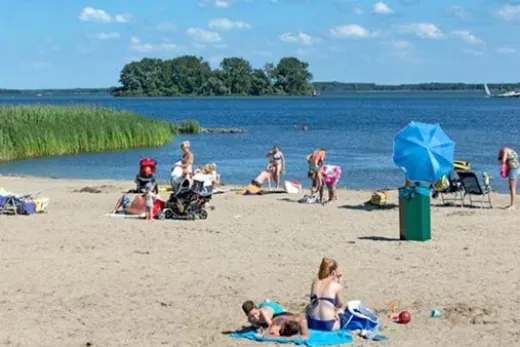 Mensen liggen op het strand