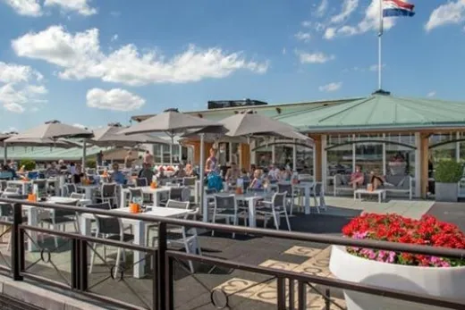 Het terras van 1 van de restaurants