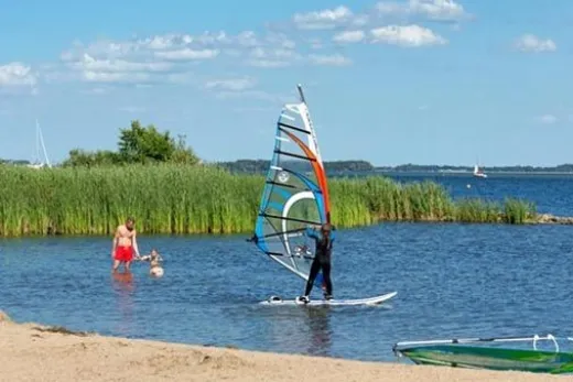 Mensen surfen op het water
