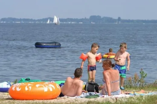 Kinderen spelen op het strand