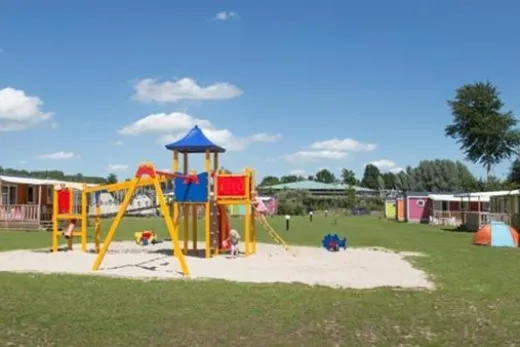 1 van de speeltuinen op het park