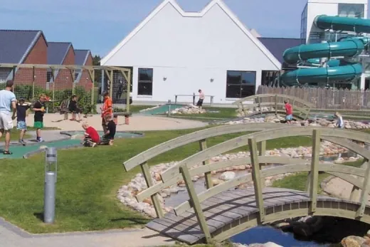 Speel met elkaar midgetgolf op Landal GrÃ¸nhÃ¸j Strand