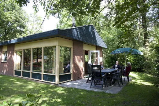 Terras bij 1 van de bungalows