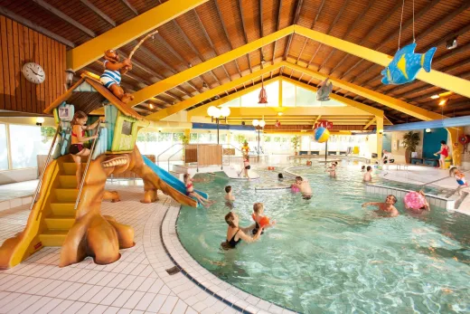 Kinderen vermaken zich in het zwembad
