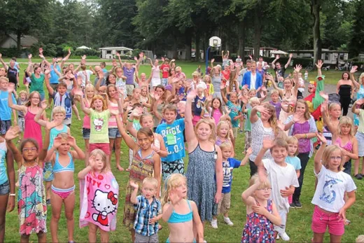 Kinderen doen mee aan 1 van de kinderactiviteiten