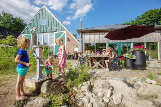 Kinderen vermaken buiten bij Bartjes Boerderij