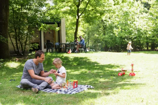 Vader en dochter zitten buiten