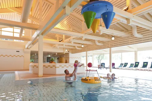 Kinderen spelen in het zwembad