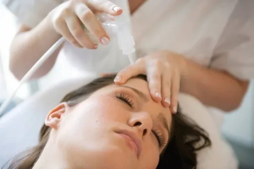 Een gezichtsbehandeling in Wellness en Beauty De Parel