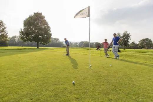 Sla een balletje op de golfbaan