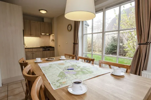 Keuken met eettafel in 1 van de bungalows