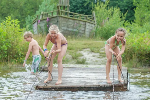 Kinderen spelen op de trekvlot