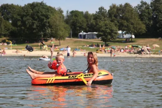 Kinderen spelen in het recreatiemeer