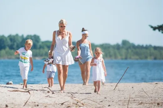 Kinderen spelen op het strand gelegen aan het park