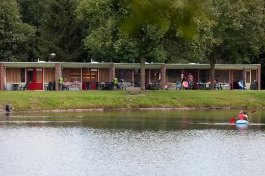 De geschakelde bungalows aan het water op Klein Vink