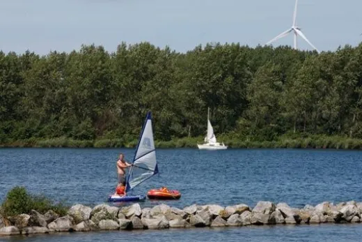 Mensen surfen over het water