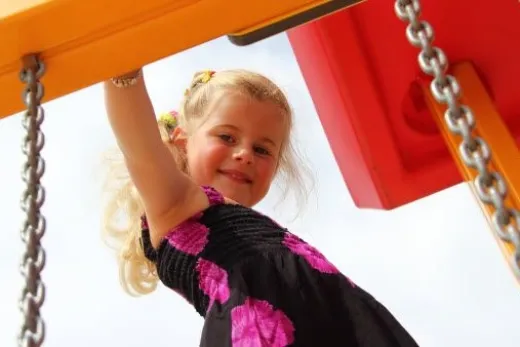 Meisje speelt op het park